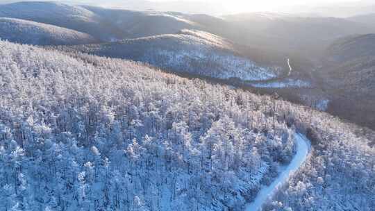 大兴安岭高山森林雾凇和雪路