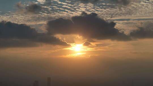 上海城市上空大气丁达尔效应光线云层航拍