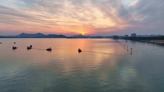 徐州市云龙湖风景区湖面夕阳下的游船