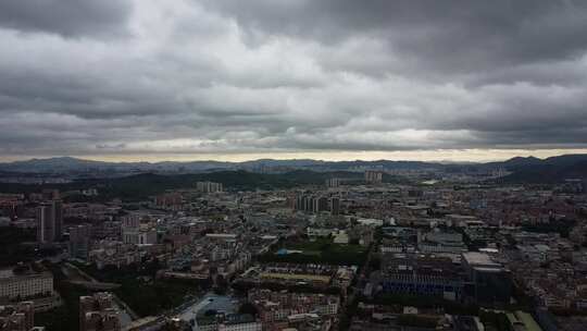 广东东莞：乌云密布风雨欲来