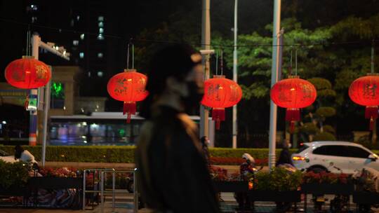 新年的夜晚跟拍走在灯笼旁的女人