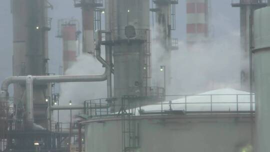 一家炼油厂的空气排放物。烟和污染来自烟囱