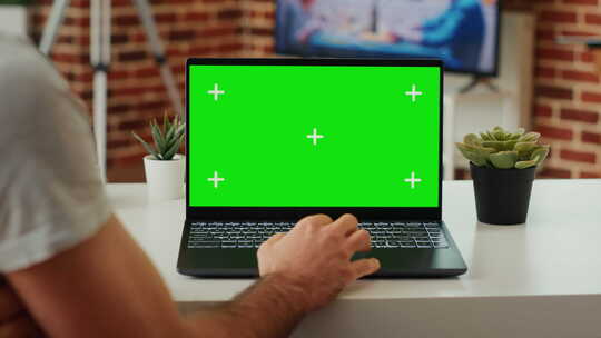 隔离绿屏显示器的无线PC的人