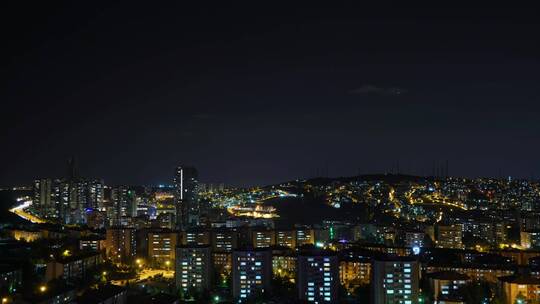 城市灯光在夜色中闪耀的景色