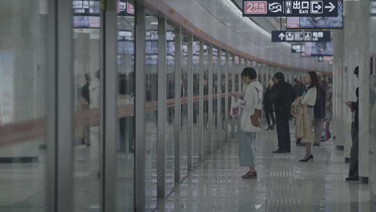 地拍武汉地铁站乘客等待地铁视频素材模板下载
