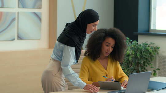 阿拉伯穆斯林伊斯兰女商人在头巾指导新员工