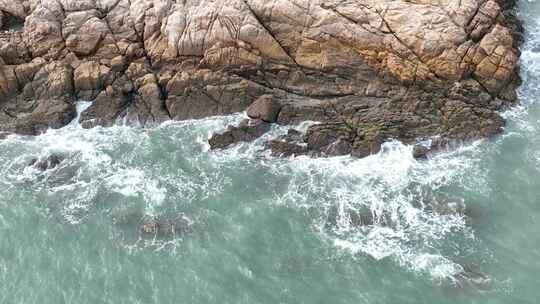 俯拍海岸礁石沙滩海水拍打岩石浪花潮水冲刷