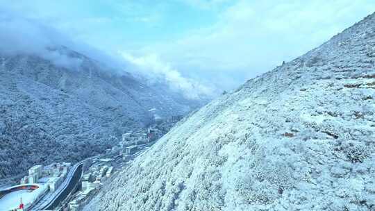 雪后小镇全景，银装素裹美如仙境