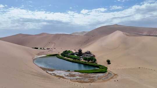 敦煌鸣沙山月牙泉