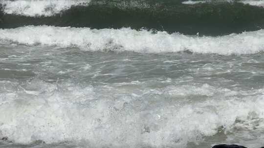 沙滩海水特写潮汐浪花拍打海岸海边涨潮退潮