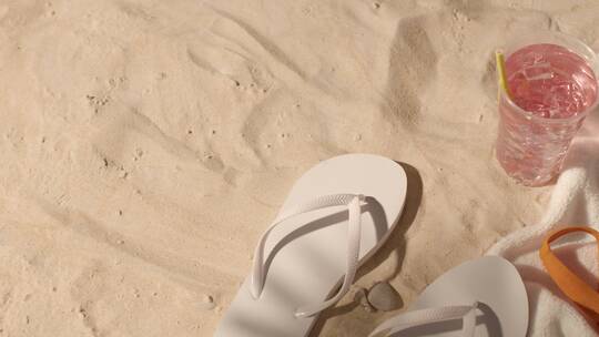 夏季假期概念冷饮太阳镜沙滩毛巾人字拖沙滩泳装视频素材模板下载