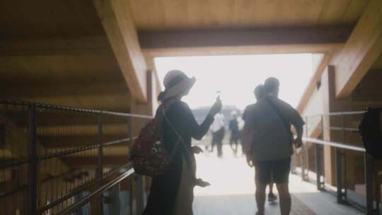 行人通过木质通道场景