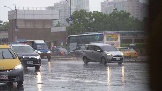 大雨中行驶的汽车