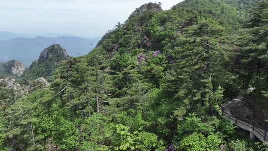 河南伏牛山山脉平顶山尧山层峦叠嶂的山峰