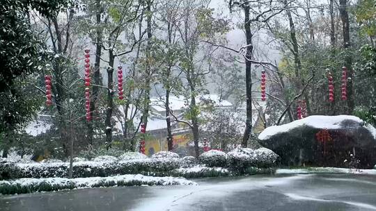 杭州飞来峰上天竺法喜禅寺冬季下雪雪景视频