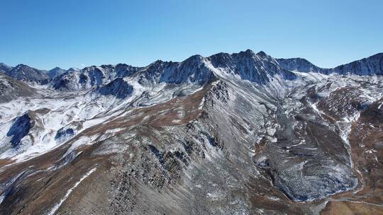 蓝天下的雪山山脉航拍