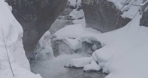 积雪覆盖下的溪流