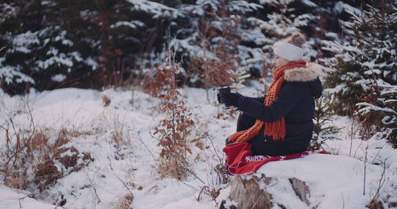 冬季在森林中放松的游客