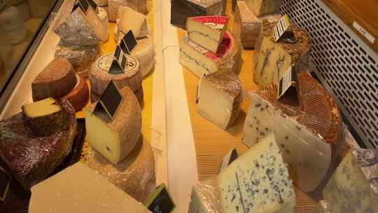 南法小商店橱窗里的各种奶酪视频素材模板下载