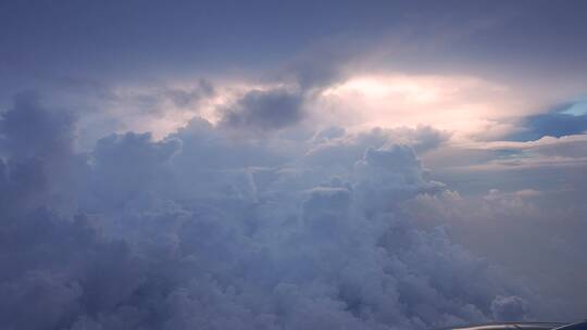 4K升格实拍飞机上拍摄傍晚的云彩