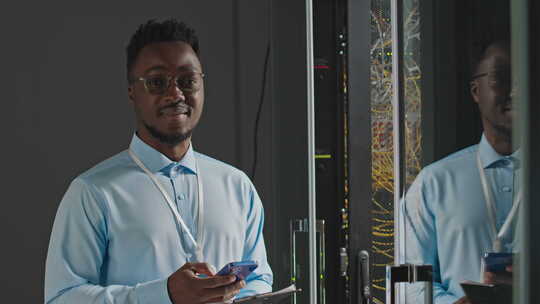 非裔美国IT工程师在服务器机房的肖像