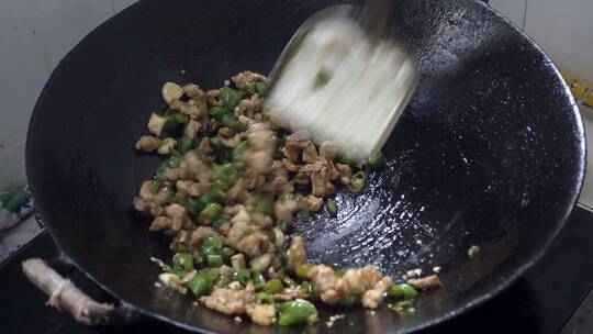 厨房烹饪辣椒炒肉