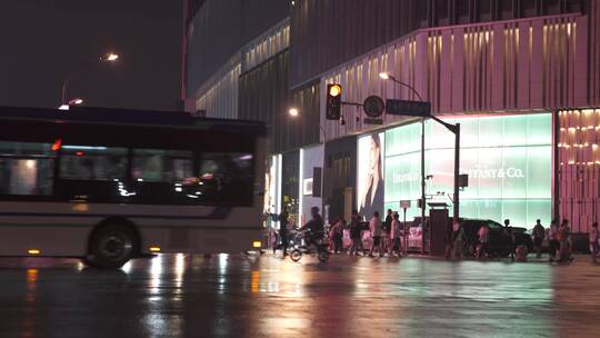 雨夜闹市人流010