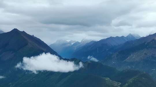 西藏林芝云雾缭绕的高山风景航拍