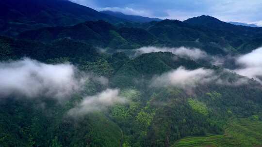 山峦云雾自然风光雨后大山