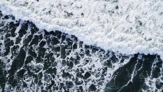 俯拍海浪拍打画面