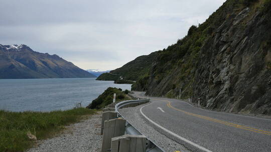 湖边的公路