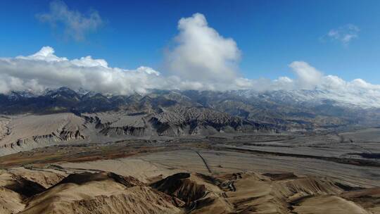 西藏喀什盘龙古道雪山湖泊风光