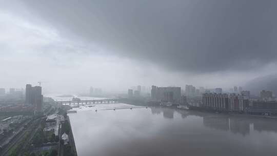 夏天汛期雨季来临，城市上空雨雾弥漫