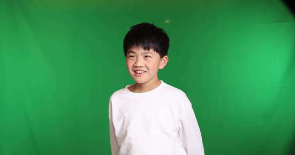 帅气的中国小男孩在玩篮球慢镜头
