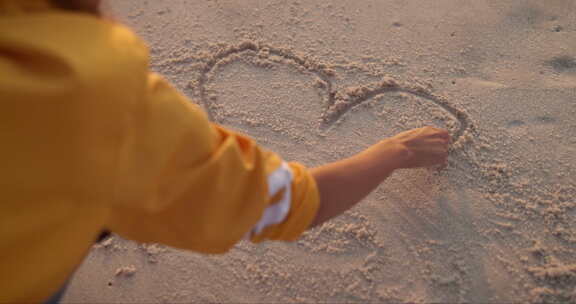 人，沙滩和心与沙，日期和快乐的幸福和爱与