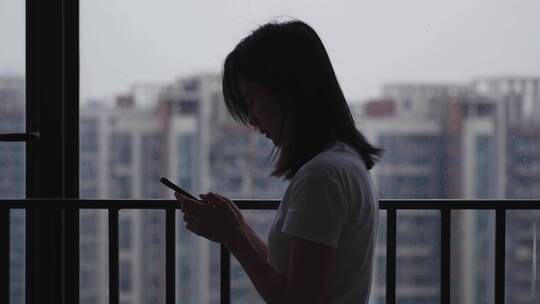 女孩窗边打电话生气讲电话4k视频素材