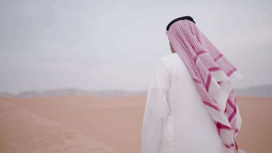 沙特人独自走在沙漠中沙漠行走视频素材模板下载