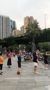 成都街头跳广场舞的中老年人全民健身运动