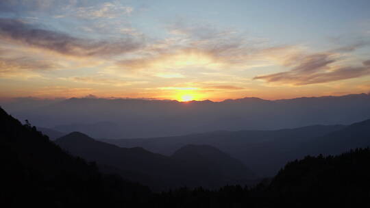 夕阳晚霞下的山川大地