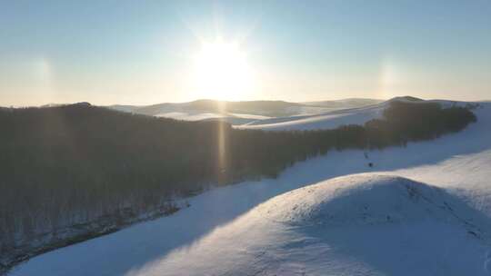 极寒的低山丘陵雪原灿烂夕阳