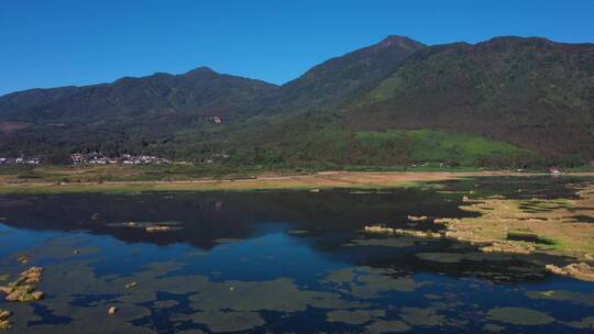 4k云南风光视频腾冲神奇湿地零星湖面山下村