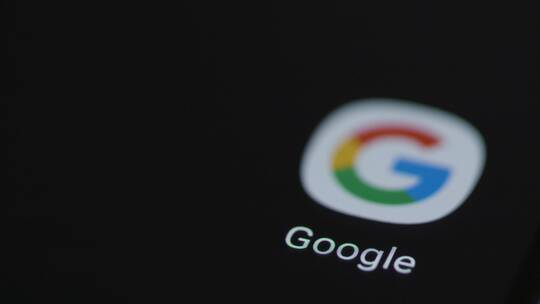 点击手机屏幕上的Google应用程序特写视频素材模板下载