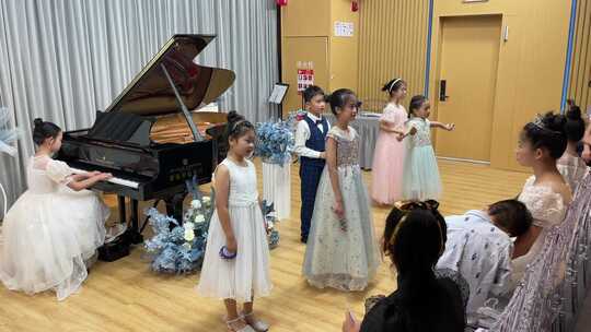 儿童钢琴音乐会上，孩子们用琴实现梦想