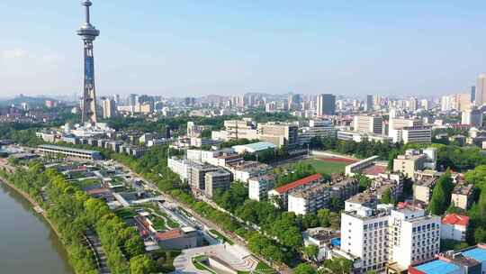 城市高空俯瞰视角下的地标建筑与街景