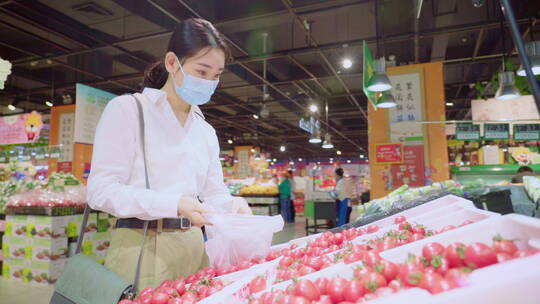 戴口罩的青年女人在超市购物视频素材模板下载