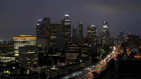 夜晚灯火辉煌的洛杉矶城市夜景