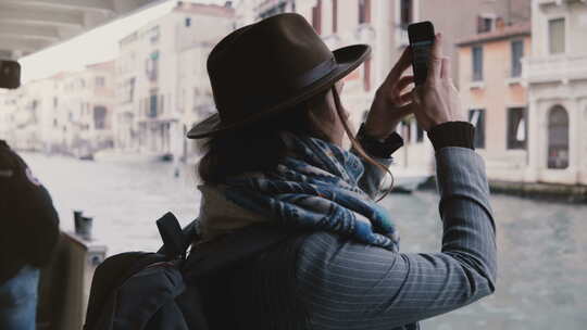 快乐迷人的高加索女商人在缆车游览中拍摄智能手机照片