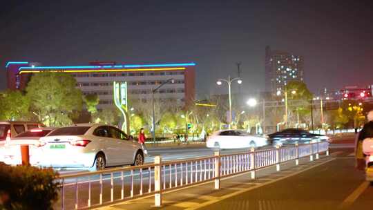 夜晚城市行人过马路汽车车辆车流人流脚步夜