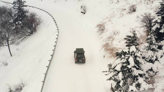 4K湖北神农架无人机航拍雪景山区跟拍越野车