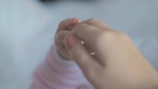 婴儿触碰母亲的手